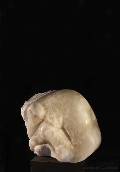 071_Gehockt01_Alabaster_Tombrink_Skulptur